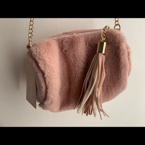Light pink faux fur shoulder bag with gold chain strap